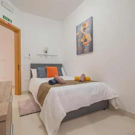 Girna - Entire 3br Ground Floor Charming דירה