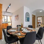 Lägenhet Girna - Entire 3br Ground Floor Charming